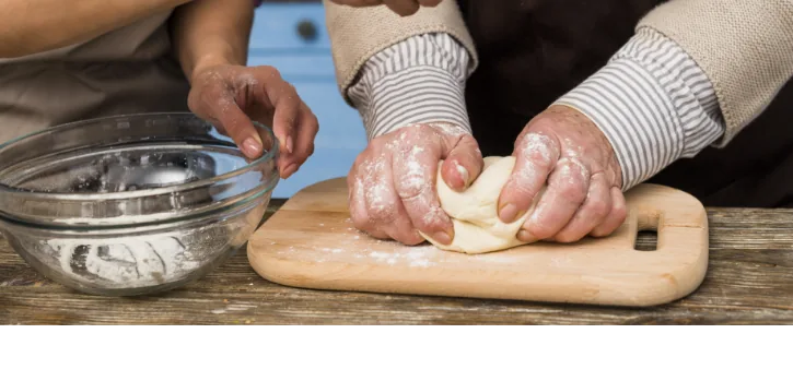 Atelier cuisine partagé entre une mère et sa fille
